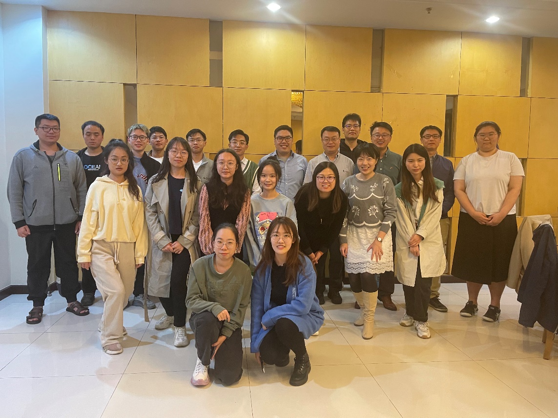 一群人站在一起描述已自动生成 一群人站在一起描述已自动生成