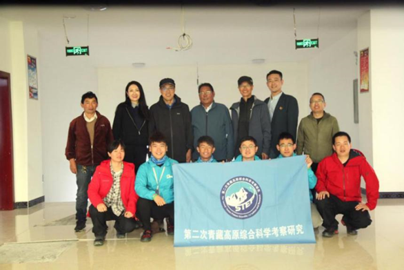 一群人站在一起描述已自动生成 一群人站在一起描述已自动生成