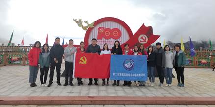 一群人站在大象旁边中度可信度描述已自动生成 一群人站在大象旁边中度可信度描述已自动生成