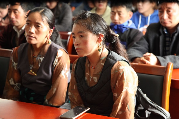 一群人看着电脑描述已自动生成 一群人看着电脑描述已自动生成